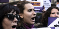 Frauen protestieren gegen das neue Gesetz