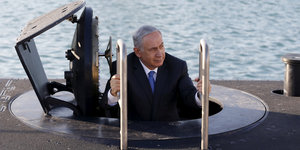 Netanjahu schaut aus dem Eingang eines U-Boots