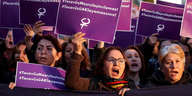 Viele Frauen bei halten bei einer Demonstration Schilder in den Händen