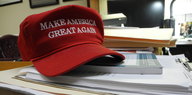 Eine Mütze mit der Aufschrift "Make America Great Again" liegt auf einem Schreibtisch