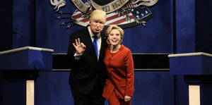 Zwei Schauspieler schlüpfen in die Rollen von Hillary Clinton und Donald Trump