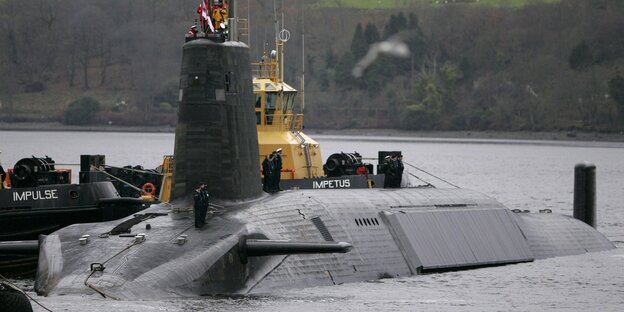 Ein Atom-U-Boot ragt aus dem Wasser