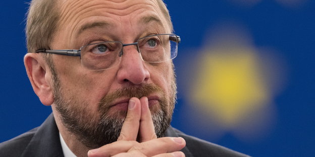 Martin Schulz zieht die Stirn in Falten. Sehr nahes Portrait.