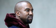 Kanye West im Profil mit Hoody.