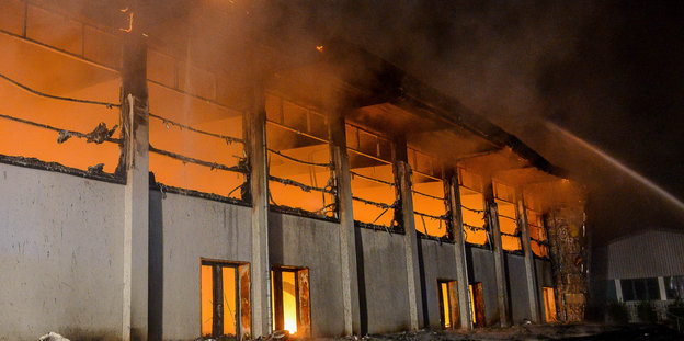 Die Turnhalle in Nauen steht in Flammen