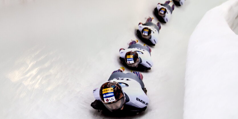 Serienaufnahme eines Skeleton fahrenden Sportlers im Eiskanal