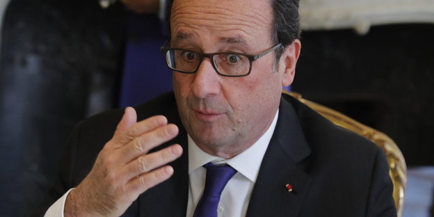 François Hollande gestikuliert