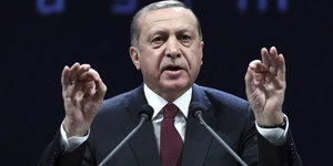 Erdogan an einem Rednerpult