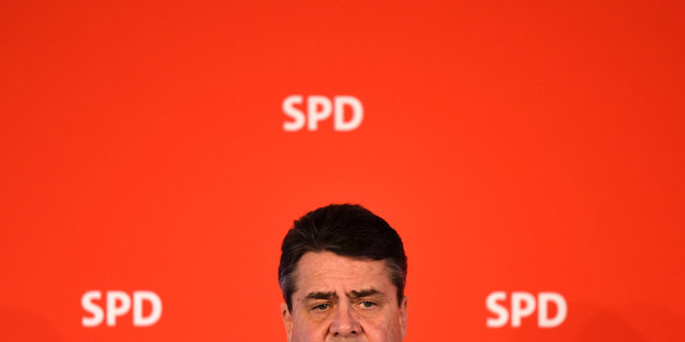 Der obere Teil des Gesichts von SPD-Chef Sigmar Gabriel vor einer roten Wand mit SPD-Aufdruck