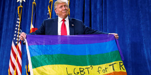 Donald Trump mit einer LGTB-Fahne