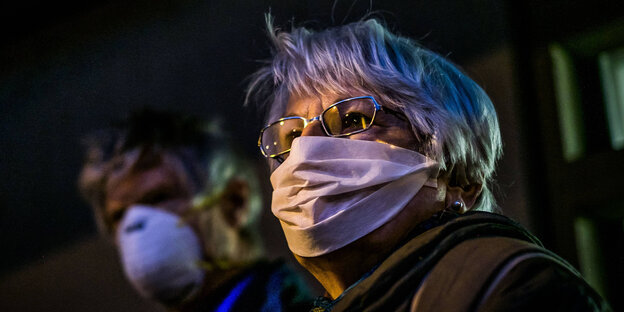 Eine Frau mit einer Maske, die sie gegen Abgase schützt