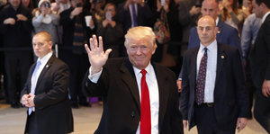 Donald Trump geht durch das Foyer der New York Times und winkt