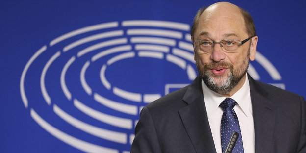 Martin Schulz vor blauer Wand, mit blauer Krawatte