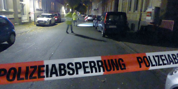 Ein Polizei-Absperrband vor dem Tatort in Hameln.