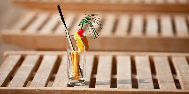 Ein leeres Cocktailglas auf einem Holztisch