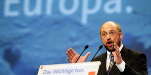 Der SPDler Martin Schulz steht gestikulierend an einem Rednerpult vor einer blauen Wand mit der Aufschrift "Europa"