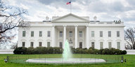Das Weiße Haus. Frontalansicht mit Springbrunnen