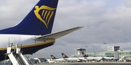 Ein Flugzeug von Ryanair steht auf dem Frankfurter Flughafen
