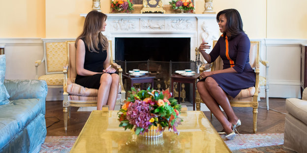 Melania Trump und Michelle Obama unterhalten sich im Weißen Haus