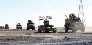 Ein Konvoi von US-Streitkräften verlässt eine Militärbasis in Richtung der Frontlinie in Mossul