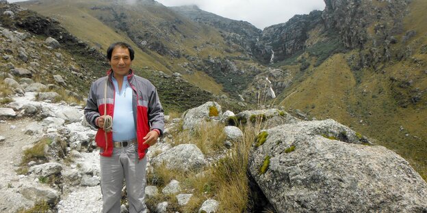 Saúl Luciano steht in einer Berglandschaft
