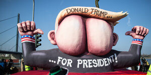 Karnevalswagen zeigt Donald Trump als Arsch mit Ohren