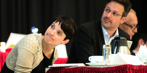 Frauke Petry und Marcus Pretzell von der AfD sitzen nebeneinander an einem Tisch und gucken zur Seite