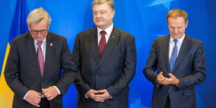 Jean-Claude Juncker, Petro Poroschenko und Donald Tusk stehen nehbeneinander