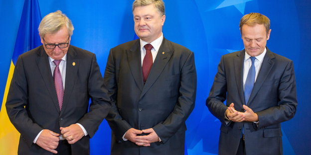 Jean-Claude Juncker, Petro Poroschenko und Donald Tusk stehen nehbeneinander