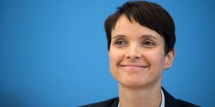 Frauke Petry lächelt zufrieden