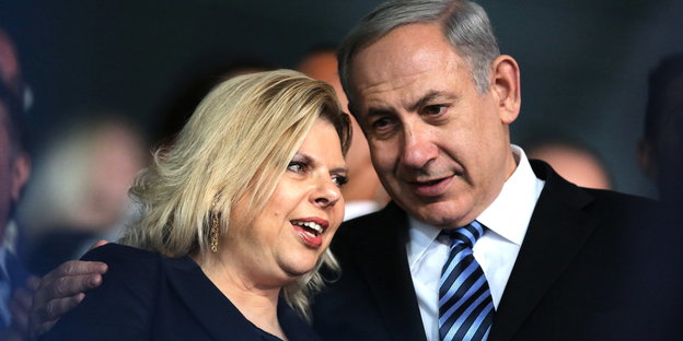 Der israelische Premierministr Benjamin Netanjahu steht neben seiner Frau Sara