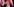 Donald Trum ballt die rechte Hand zur Faust. Hinter ihm amerikanische Flaggen
