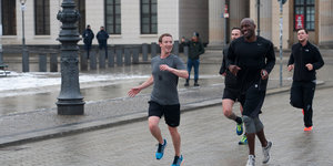 Mark Zuckerberg läuft mit seinen Bodyguards durch Berlin.