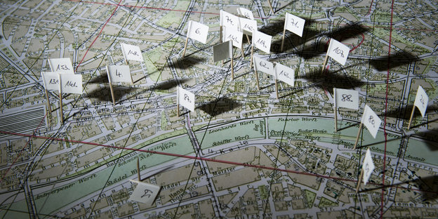 Fähnchen markieren verschiedene Punkte auf einem Stadtplan von Frankfurt