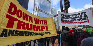 Menschen in Chicago demonstrieren gegen Donald Trump