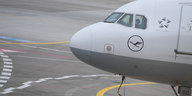 Das Cockpit einer Lufthansamaschine auf einem Rollfeld