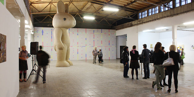 Hasenskulptur bei der Ausstellung "Shining" im Westwerk
