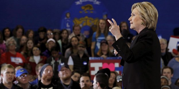 Clinton spricht vor einem Publikum