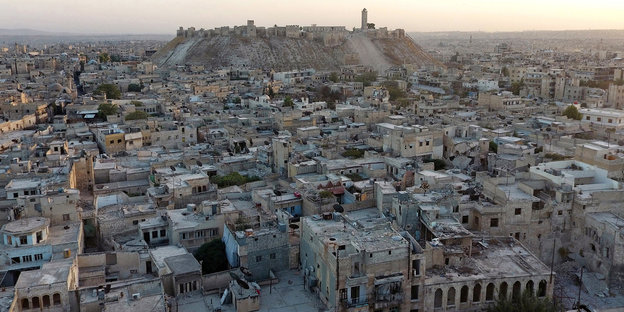 Aleppo aus der Vogelperspektive, im Hintergrund die Zitadelle