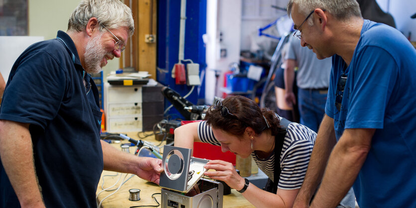 Menschen reparieren einen CD-Player