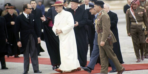 Papst Paul II. mit vielen anderen Menschen auf einem Rollfeld