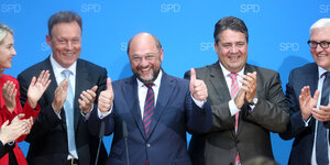 Martin Schulz zeigt beide Daumen nach oben, neben ihm weitere SPD-Politiker