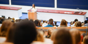 Dozentin und Studenten im Hörsaal