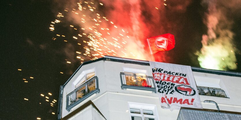 Feuerwerk am Rand der Silvio-Meier Demo