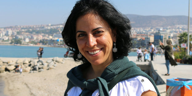 Die Journalistin Hatice Kamer vor ihrer Verhaftung am Strand