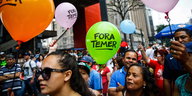 Menschen mit bunten Luftballons auf denen „Fora Temer“ steht