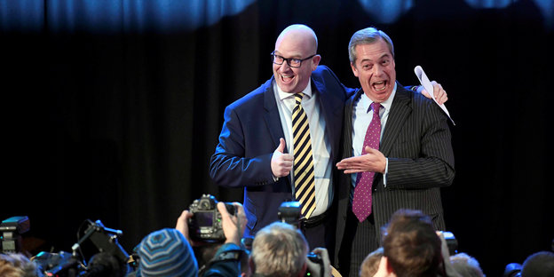 Paul Nuttall und der ehemalige UKIP-Vorsitzende Nigel Farage umarmen sich auf der Bühne