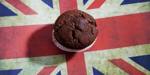 Ein Muffin steht auf einer englischen Flagge