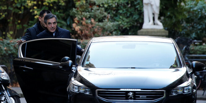 Fillon steigt aus einem französischen Peugeot