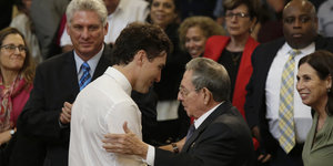 Raul Castro legt freundschaftlich den Arm um Justin Trudeau